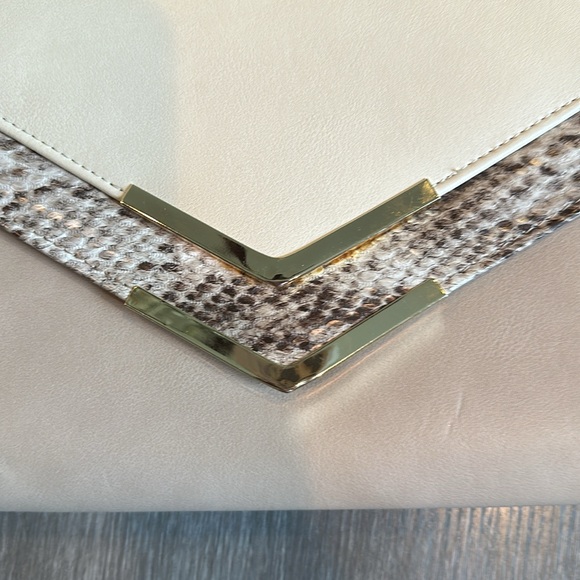Large Taupe/Snakeskin/Beige Clutch w/Gold Hardware & Gold Detachable Chain Strap - Picture 3 of 6